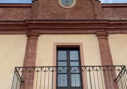 La galleria d'arte è ospitata nella casa natale del medico e artista Ernesto Francotto,  lasciata in eredità alla Città